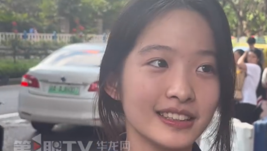 高考 | 曼联全网寻人！重庆女球迷穿曼联球衣参加高考：最喜欢的球员是芒特