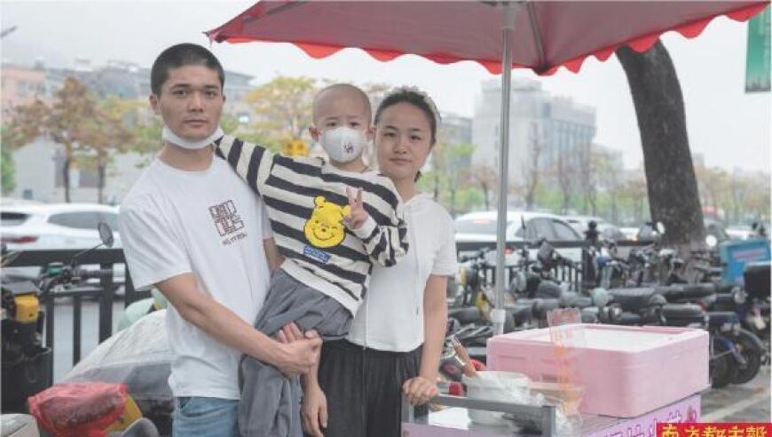 3岁娃患癌治疗费百万！父母送外卖摆摊直播筹钱，咋回事？