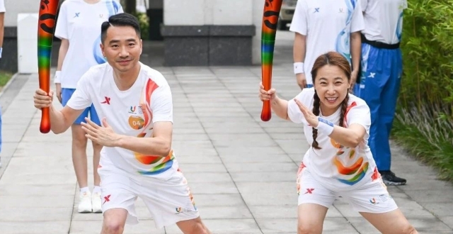 追逐梦想 赴青春之约——大运会“小青椒”与火炬手的故事丨聚焦成都大运会_腾讯新闻