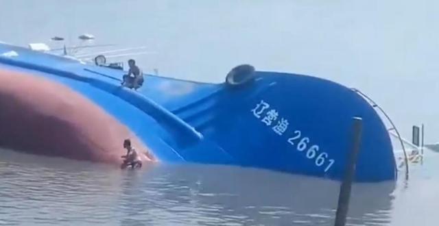 一辽宁籍渔船海上翻扣，12人失联 船主：其家属也在船上，情况仍不明_腾讯新闻