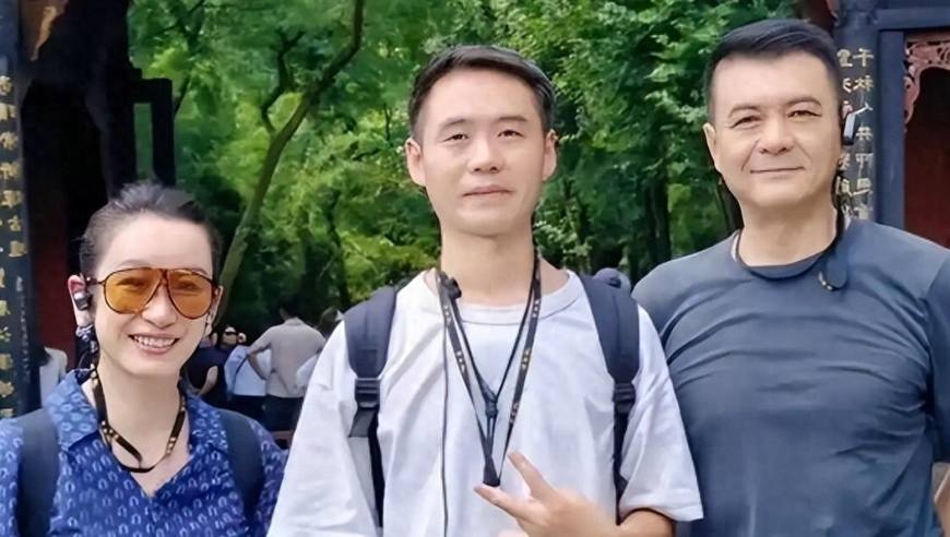 银河系中心发光的部分是一颗恒星吗？