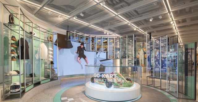 lululemon品牌大使周冠宇亮相主场首秀特展，分享F1逐梦之路_腾讯新闻