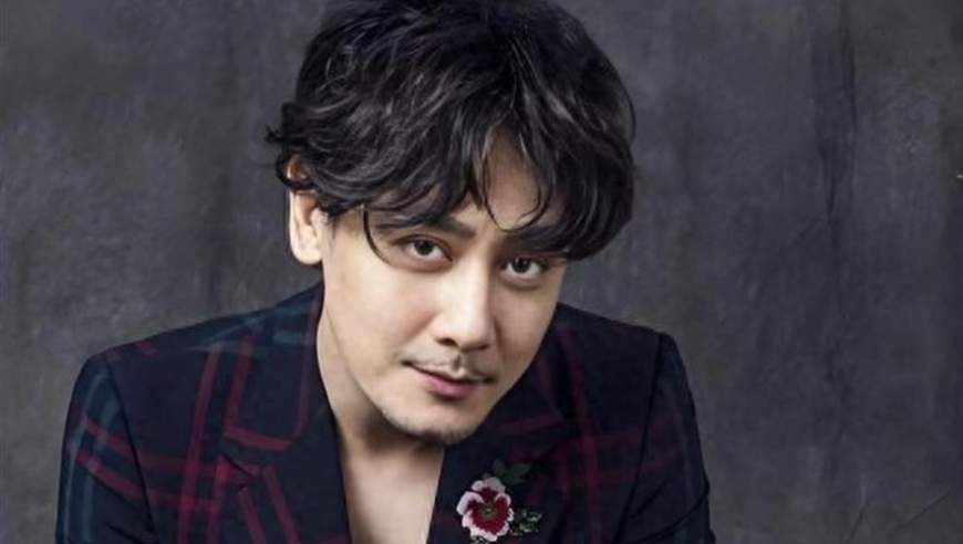 40岁班杰明大婚！与同性“丈夫”甜蜜亲吻，两人浪漫交换婚戒_腾讯新闻