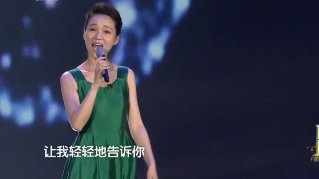 周群不愧是央视主持界的担当！演唱一曲《轻轻的告诉你》，唱功不输专业歌手_腾讯新闻
