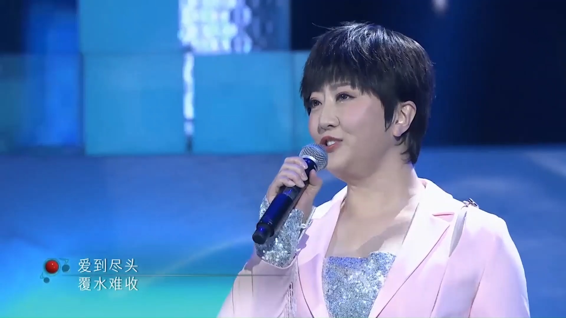 格格演唱《让我欢喜让我忧》，爱恨交织，满是经典怀旧感_腾讯新闻