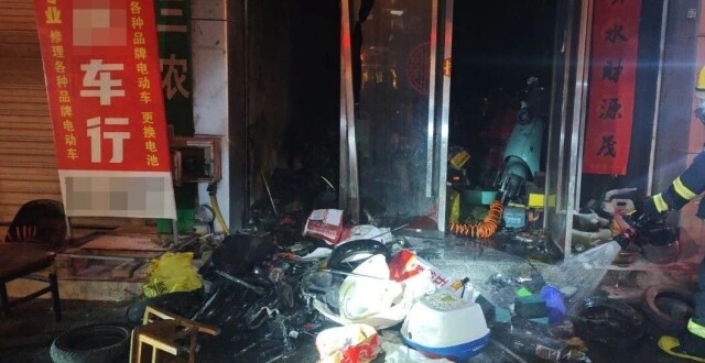 一店铺发生火灾，周边居民合力扑救_腾讯新闻