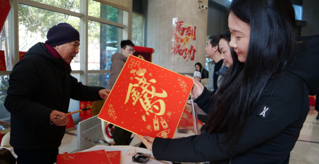 送春联喽！他们把祝福带回家～_腾讯新闻