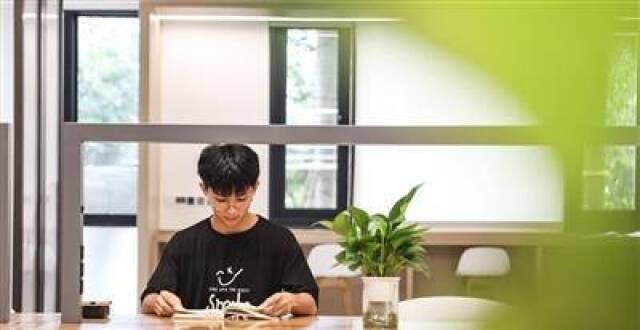 这是纸张与像素的对话：数字时代，仍需“捧读”_腾讯新闻