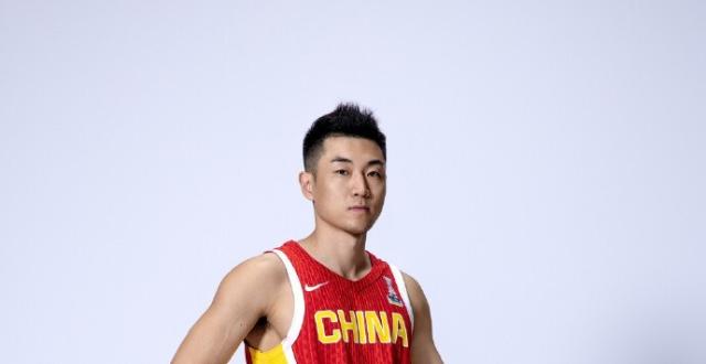 中国男篮官方晒全家福及球员定妆照，球队两天后将战关岛男篮_腾讯新闻