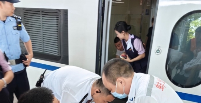 乘客高铁上突发疾病 临停蚌埠多方施救_腾讯新闻