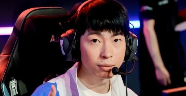 LOL亚运会折磨解说，只能喊选手真名，王多多做足功课还是多次口误_腾讯新闻