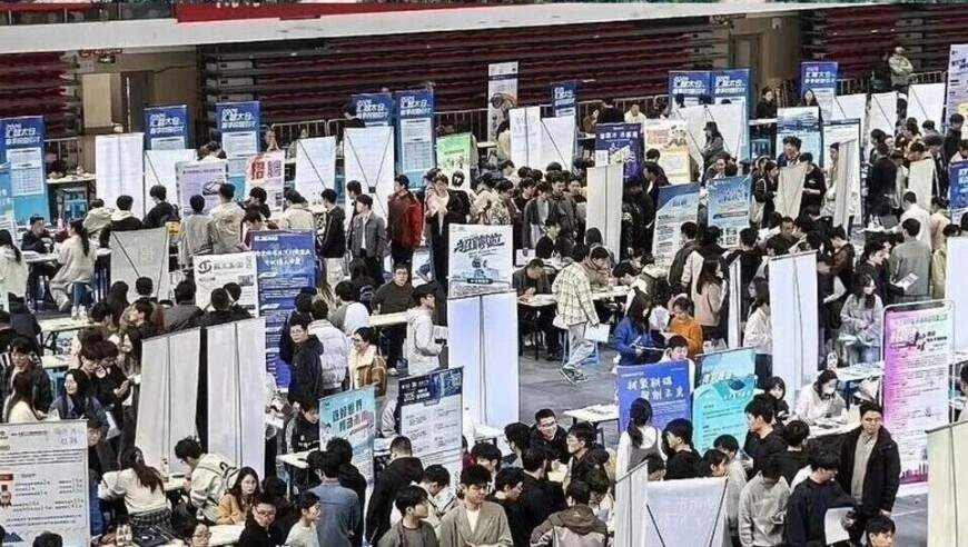 2026年大学生就业风向：哪些专业最吃香？