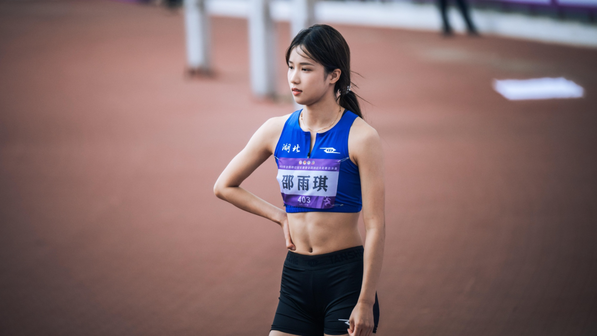 女子跳高决赛 清华美女研究生邵雨琪 1米90夺金_腾讯新闻