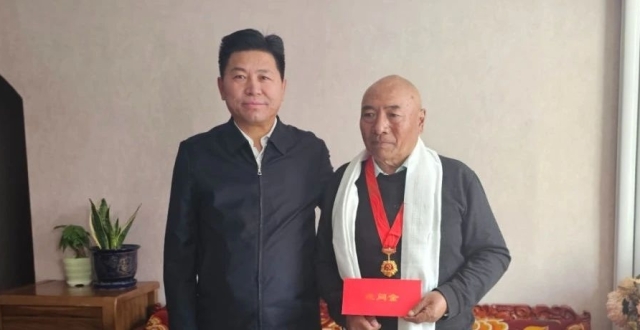 张琨明看望慰问老党员_腾讯新闻