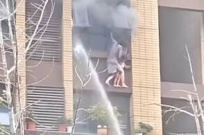 江苏连云港女童火灾中坠楼逝世，救援引网友争议，除了喷水以外还有哪些救援手段？一般是如何组合使用的？