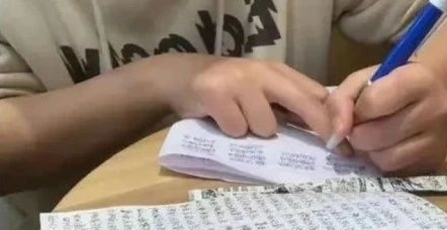 有店员被罚抄100遍，“我手都抄麻了”…罚抄式处罚成奶茶店惯例？_腾讯新闻