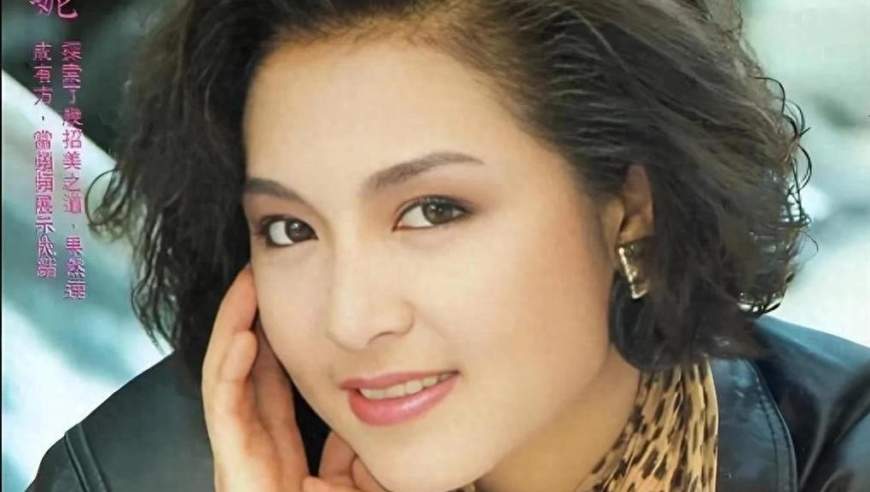 大老鼠钻进卫生间乱跳两只猫躲到角落 女孩吓得尖叫