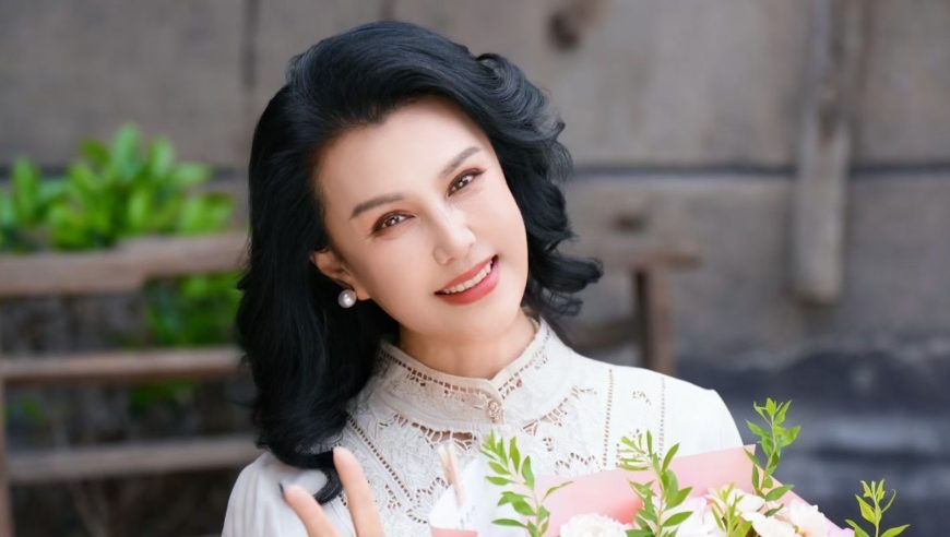 52岁女演员轻信前夫负债600万，因年龄大无戏可拍，想要卖韭菜盒子
