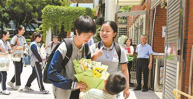 中考圆满收官 “00后”告别初中_腾讯新闻