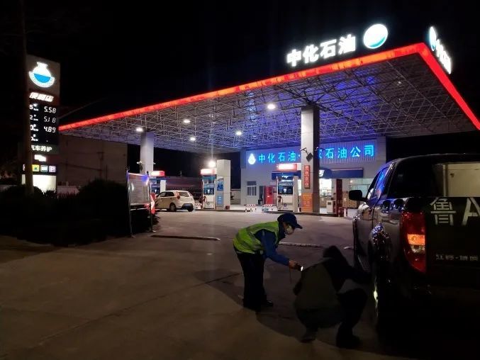 凌晨1点你去过加油站吗为你直播他们的夜生活