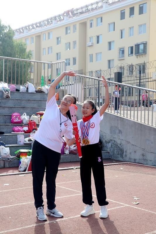 途经烟台著名旅游景点凤凰台小学的火炬传递燃爆校园