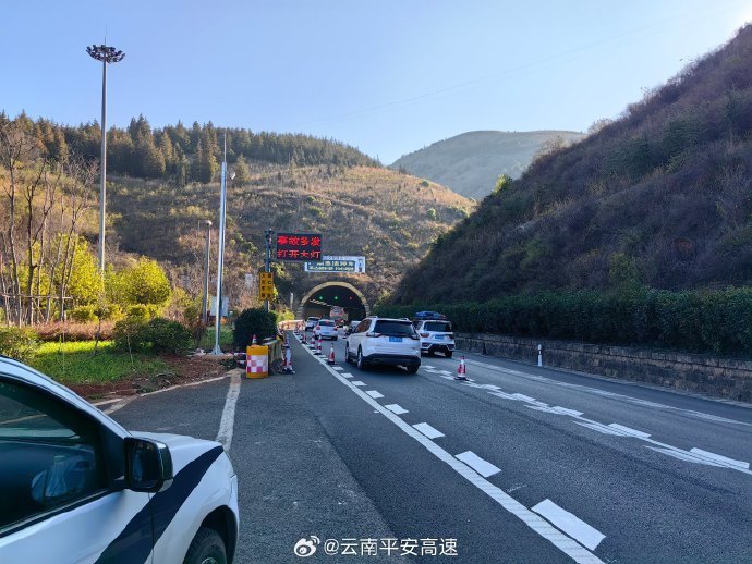 路况播报昆磨高速玉溪段昆明方向车流量大对货车实行错峰管控