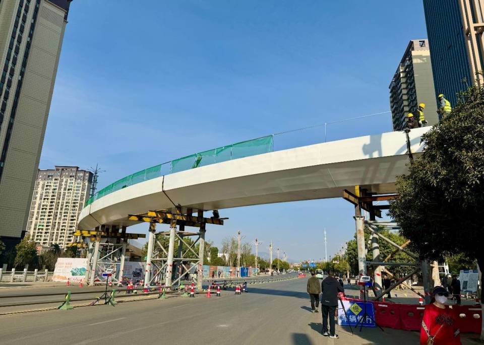 扎实做好"产,城,人"丨利济河与团结路交汇处的人行天桥建设有序推进