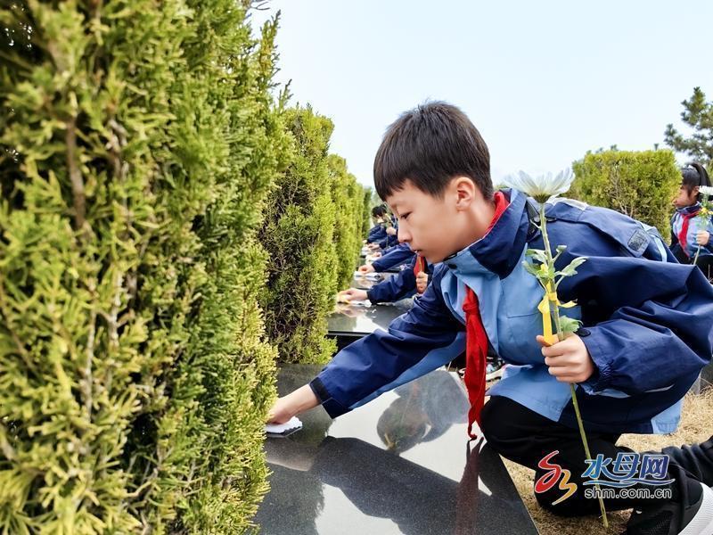 踏入了英灵山胶东革命烈士陵园,开展了一场别开生面的红色教育活动