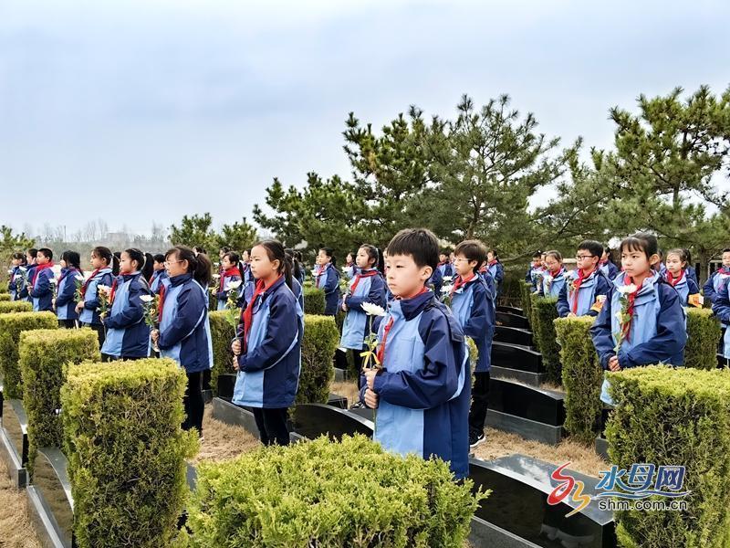 踏入了英灵山胶东革命烈士陵园,开展了一场别开生面的红色教育活动