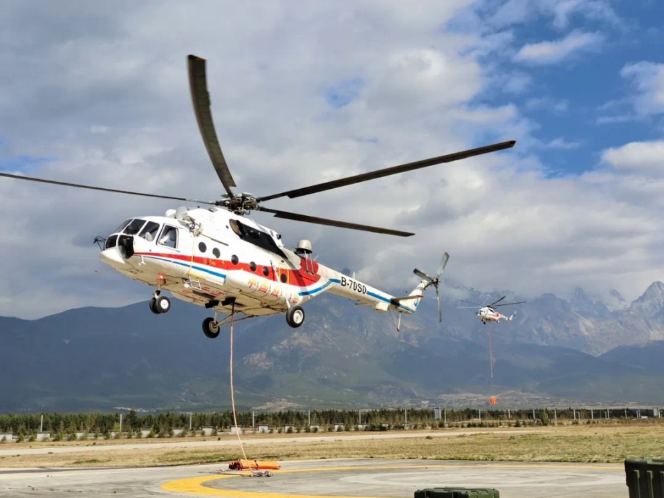 丽江站航空救援直升机为无火清明保驾护航