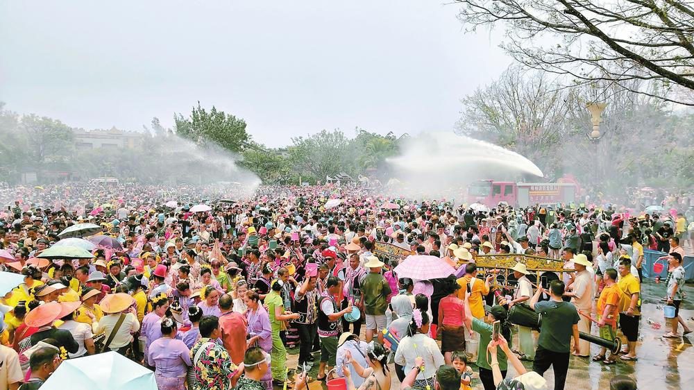 孟连庆祝泼水节