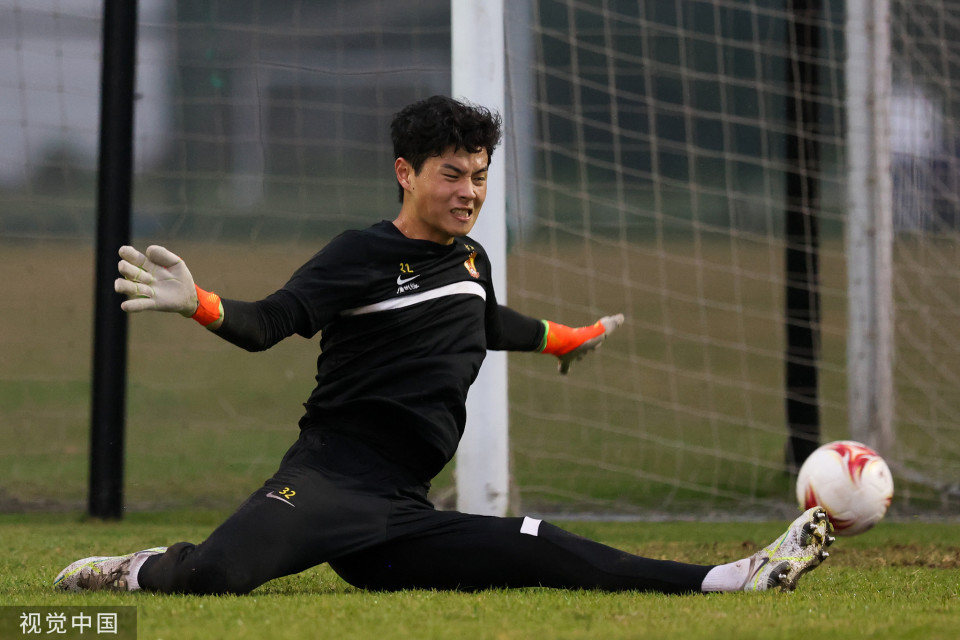 助力!荣昊拍摄30米远射广州队门将,直播里皮麾下国足训练强度大