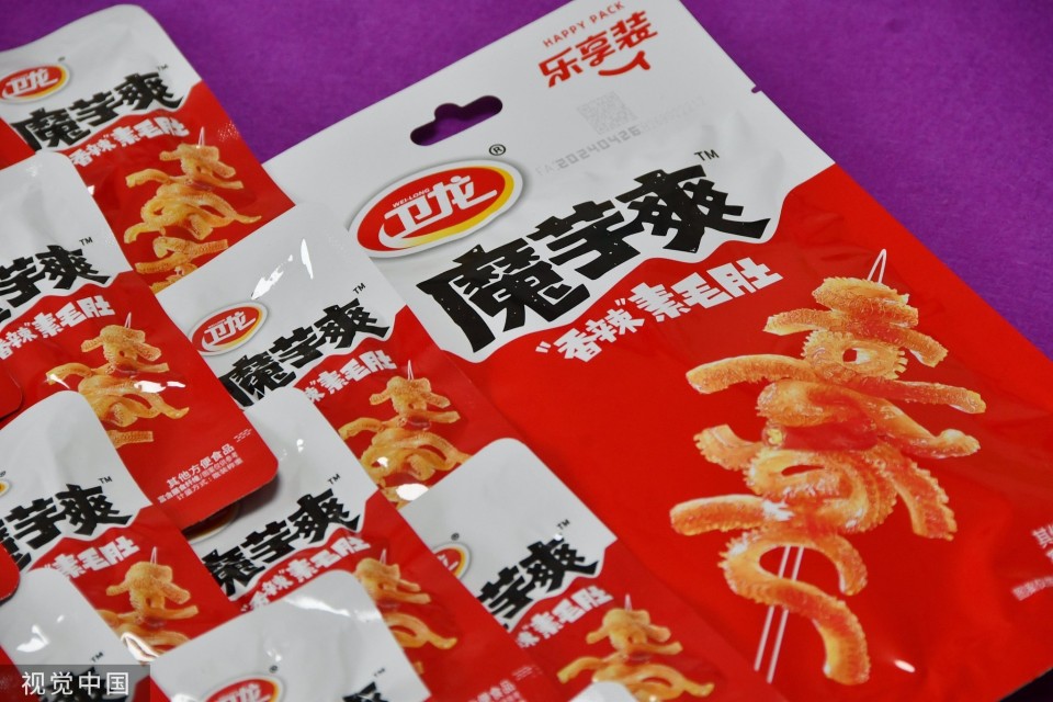 一天道歉两次被网友们调侃称为"辣条中的爱马仕"的零食品牌卫龙又上