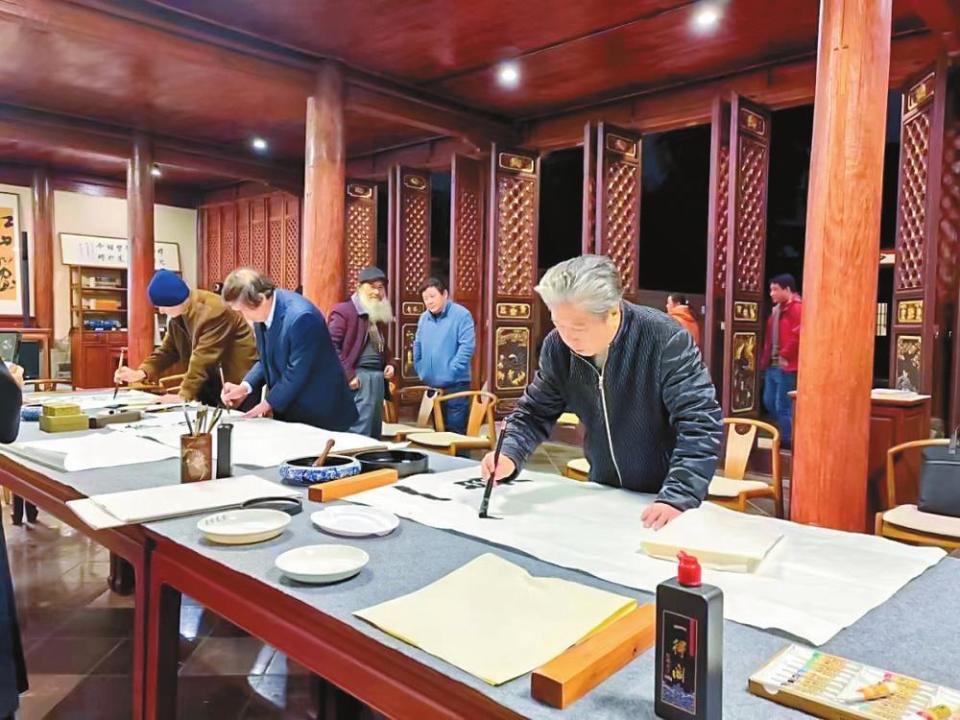书法家在焕文书院交流创作沿着青石板路上深深浅浅的岁月印记不断前行
