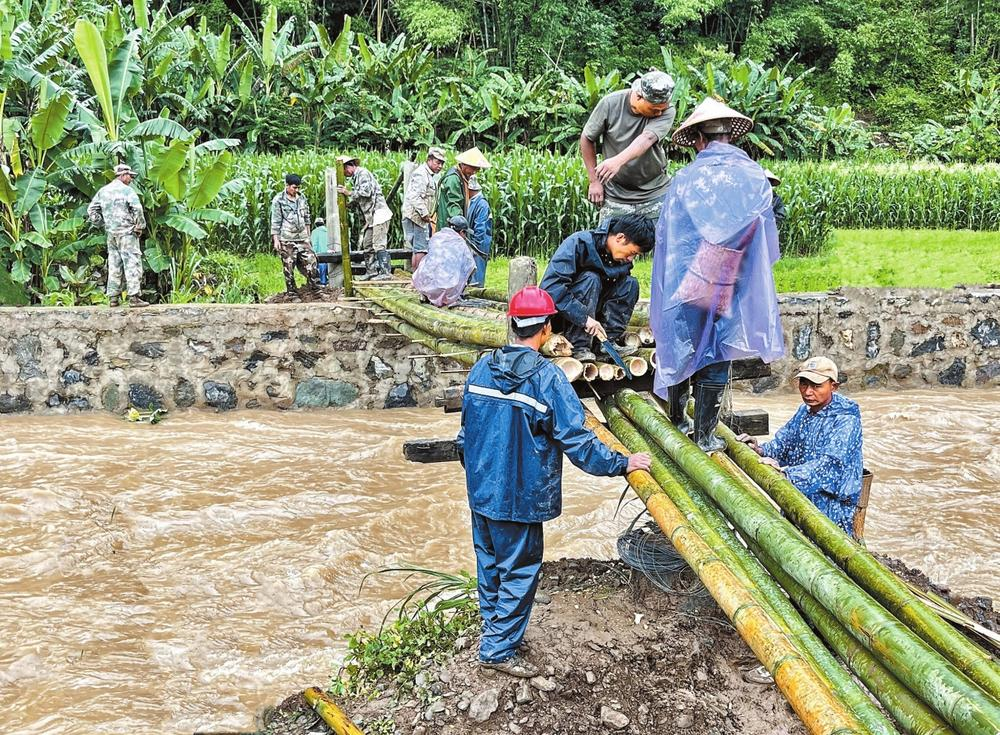 由于近期降雨量较大,凤庆县凤山镇落星村境内的桃源河